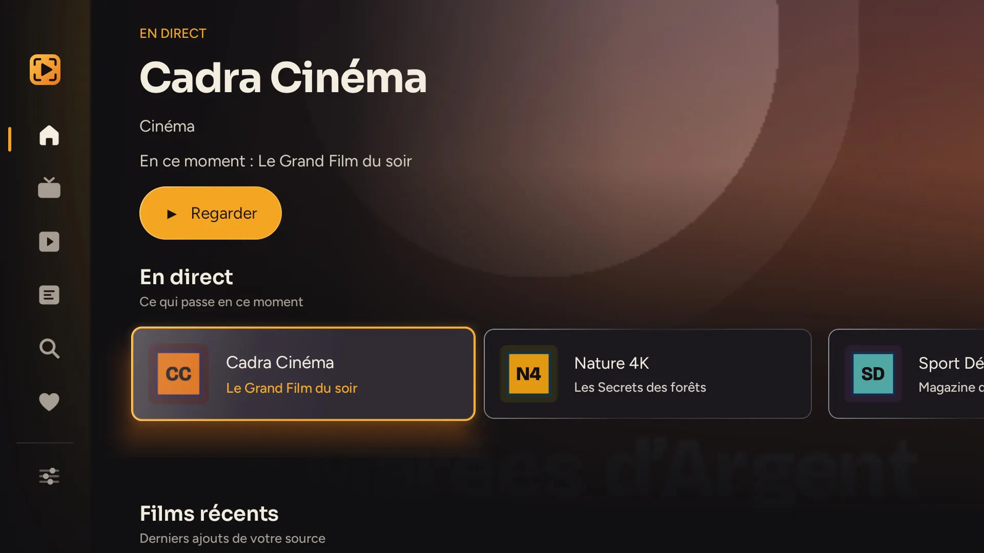 Accueil de Cadra TV sur Fire TV : programme en direct, bouton « Regarder » et rangée de chaînes.